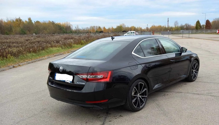 Skoda Superb cena 79900 przebieg: 155500, rok produkcji 2018 z Wołomin małe 379